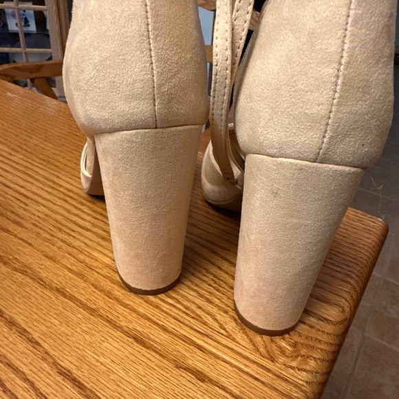 Lulus cream velvet gold accent on heel 8. - Picture 6 of 9